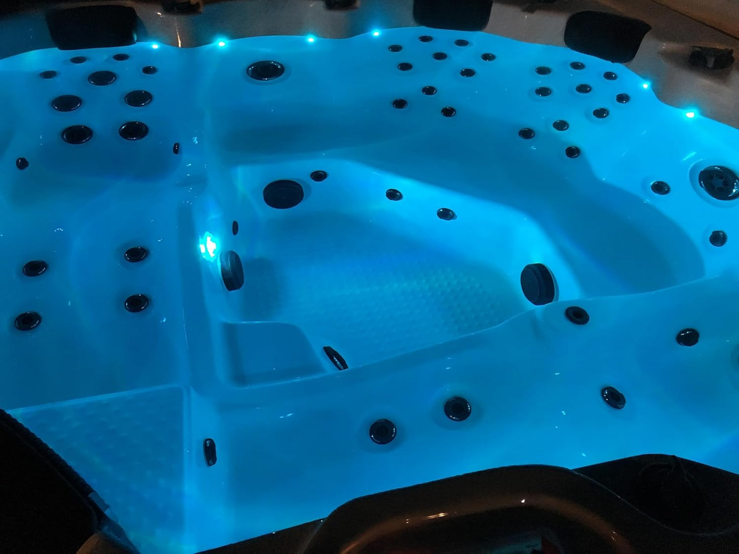 Vancouver AI Hot Tub | 6-Person 65-Jet | 227 X 227 Cm Square, with Cover, LED Lighting, Heating and 65 Hydrotherapy Massage Jets, Year-Round Use